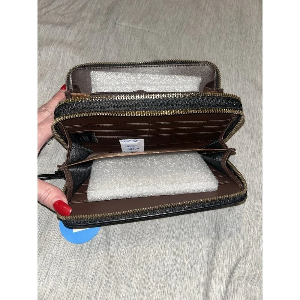 Chic Unlimited Black Full Zip Around Inner Pocketed Casual Wristlet Handbag